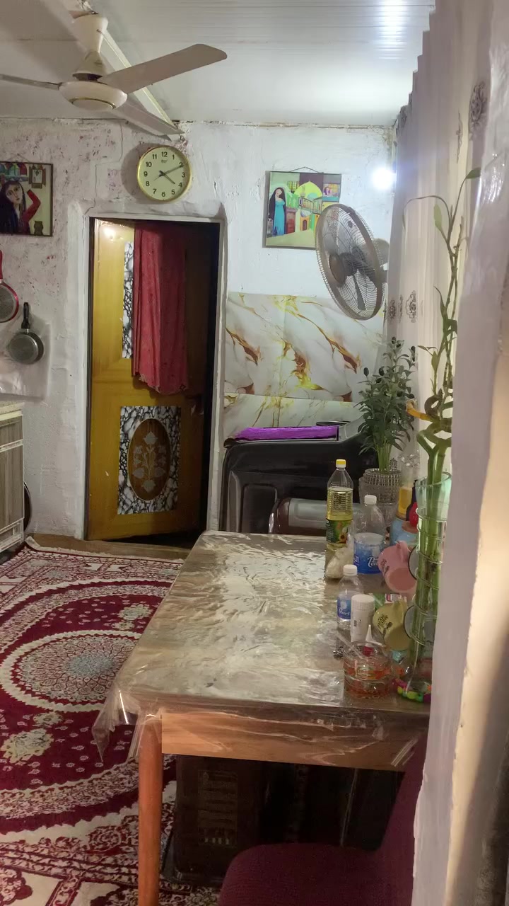 سلام عليكم بيت بـ 120 مقابيل قاعت باور هاوس البيت كلش جبير غرفتين وصاله ومطبخ جبير وحديقه خارجيه والقطعه البصف البيت وياها مساحتهه 70متر وكو مكان وره البيت هم وياها البيت كلش نضيف صبغ ولبخ وبياض البيت بس تجيب غراضك وتخليهن كامل مكمل مكانه حلو .وقريب عليك الصحه. السعر 20 قفل .متواجد فيس واتساب . 0776 874 7650
