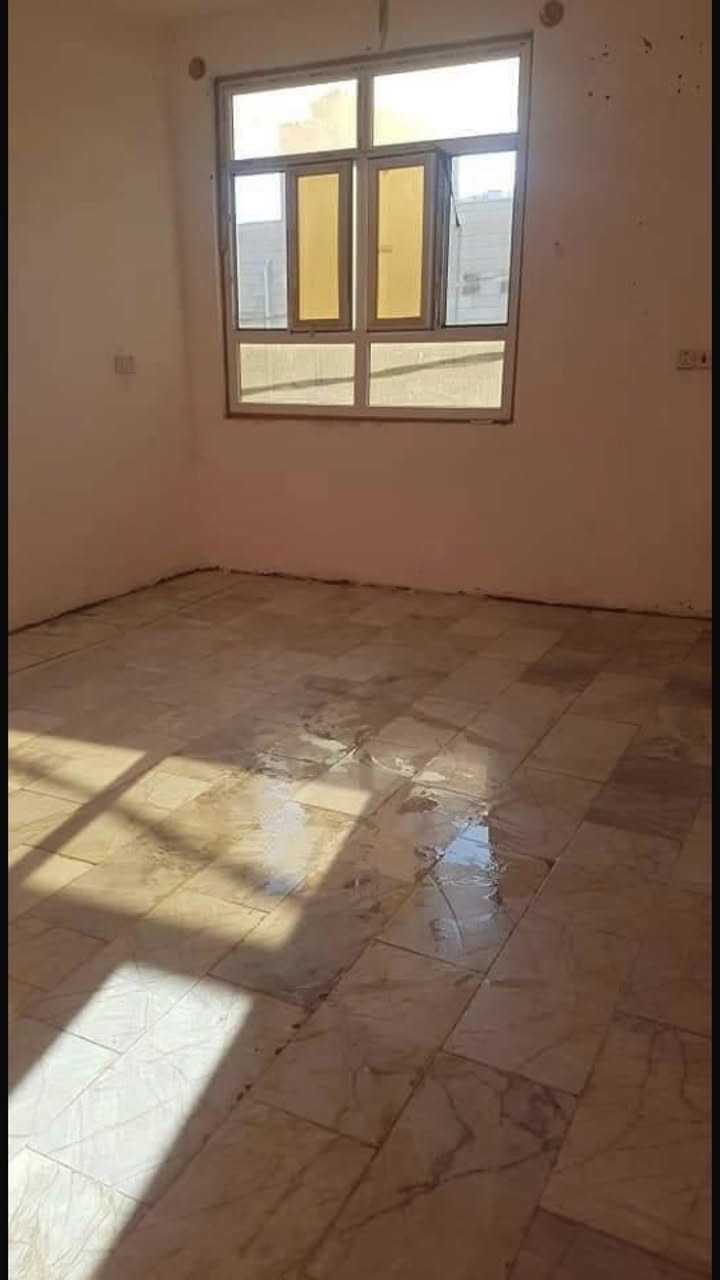 شقه للإيجار موقع ممتاز
الحنانه قرب مستشفى العيون 
تحتوي على غرفة + صاله + صحيات ومطبخ 
الاستفسار على الرقم ***********
