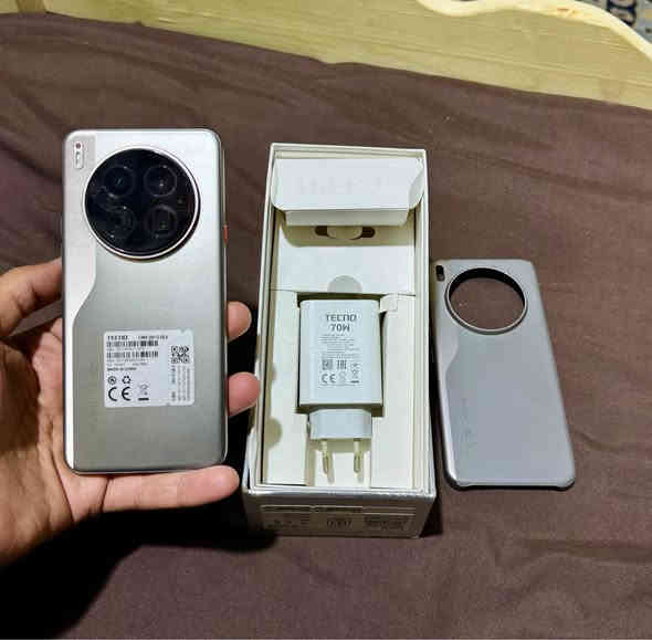 السلام عليكم جهاز للبيع 
_تكنو كامون 40 بريمير 5G 
_ذاكره 256 والعشوائية 12+6 
_الشاشة 144hz والشاشة امولد 
_كامل ملحقاته شاحنه 70 واط الأصلية 
_معالج جداً قوي يدعم ببجي 120 فريم 
الجهاز جداً نظيف وكامل ملحقاته سعر 365 الف وبي مجال بسيط 
_مكاني / بغداد-سبع قصور يوجد توصيل للمناطق القريبة 
_رقمي *********** متواجد واتس + فيسبوك بغداد
