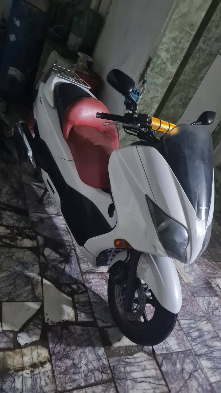 السلام عليكم اخوان 
دراجه فورزة صفر عشرة 
اس سفن 
الدراجه نضيفة 
تايرات جدد
كلجات جدد 
كفرات بلادية كهربائيات مكفولة
مكينه مفتوحه
ستان كهربائي 
السعر 12 ورقة وبيهة مجال قليل حك الجية 
مكاني بغداد
***********
وبي وتساب
