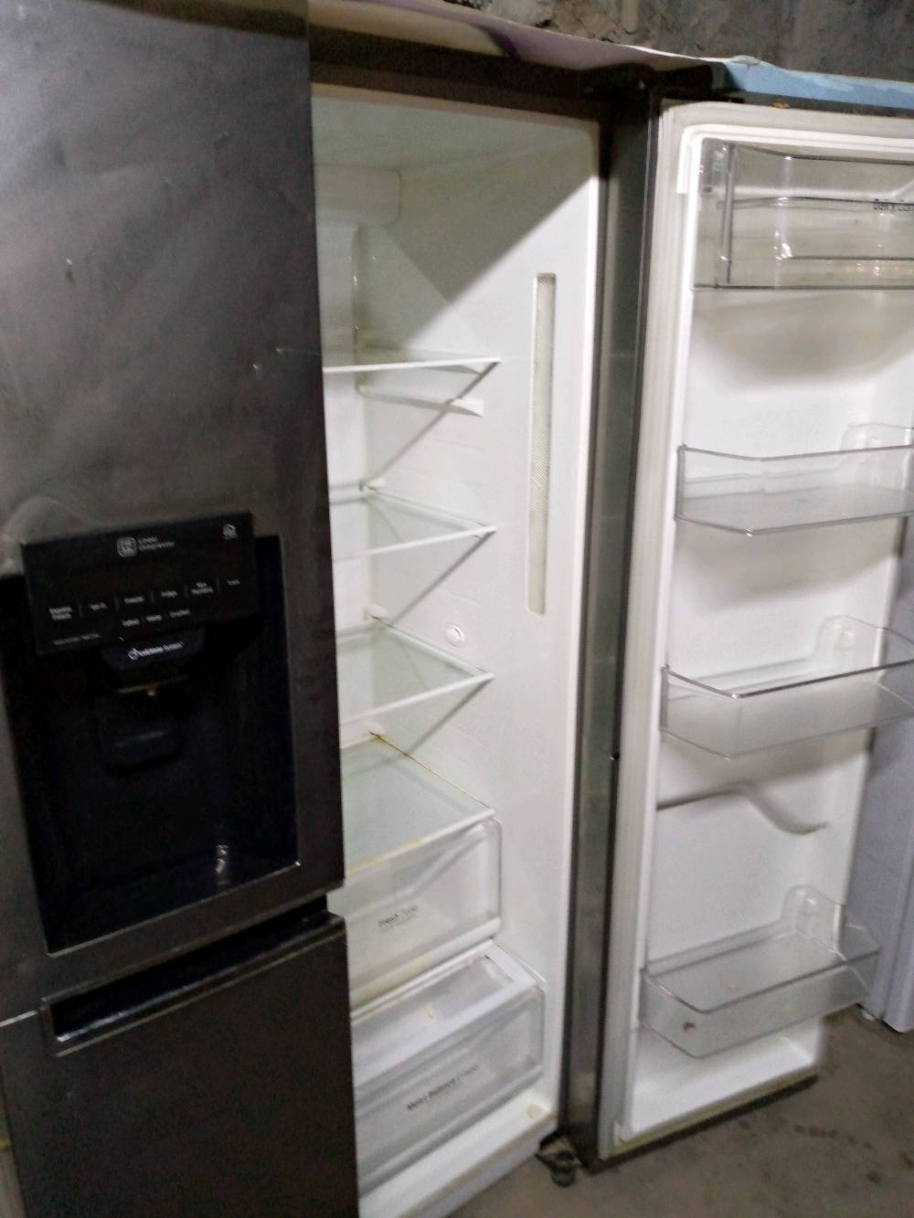 ثلاجه ال جي حجم كبير انفرتر للبيع محتاجينه ودنبيعها الشراي يتفضل خاص مستعجلين على بيعتها نظيفه على الفحص