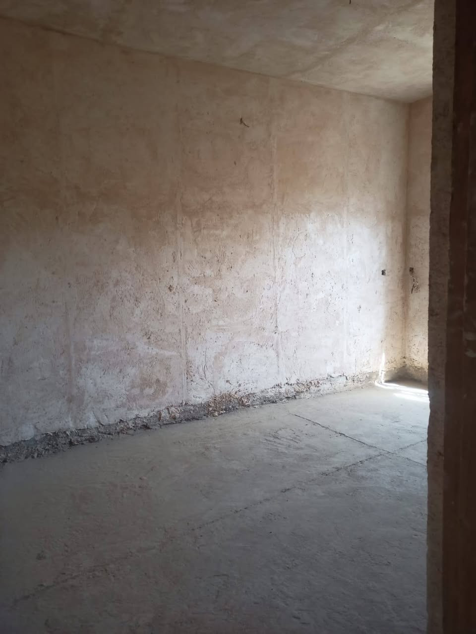 السلام عليكم بيت للبيع الموقع ال حمد قرب الحسينيه الزهراء ثالث بيت عن الشارع العام مساحه 250 غرفه 5في5)عدد 2)صاله 11في4)مطبخ 4)في 6)استقبال 9في 4)صحيات خارجيه ممرات حول البيت للاستفسار اكثر الإتصال بالرقم ***********
