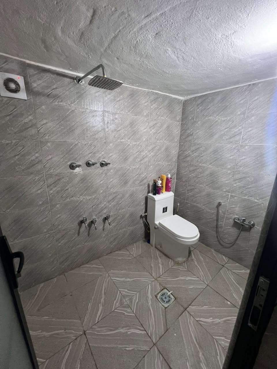 السلام عليكم
مشتمل للبيع المساحة ٦٥
طابقين 
الطابق الاول صاله وحمام ومطبخ 
الطابق الثاني 
غرفة نوم عدد اثنان 
الطابق الثالث بيتونه وسطح البناء ممتاز الارضية ممتازة ماء مجاري كهرباء  جديد
ترميم جديد 
للاستفسار: 770 556 9387
***********
واتساب:***********
