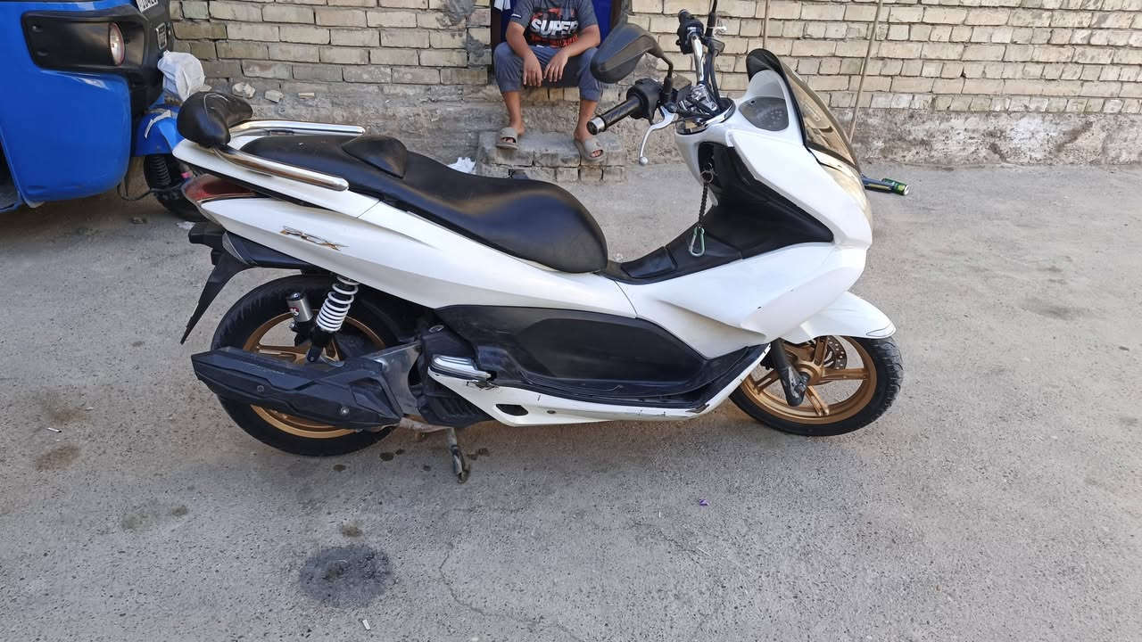 سلام عليكم PCX. للبيع ياباني نازله من بيت معرض طارش   جيل اول JF نظافته 80%100 دراجه نكره سلف كهربائيات كله شغال  اوراق  كامله دراجه مال بيت نظيفه دهنه كله  امزويل    السعر 1:300مليون  وبيه مجال  مكاني بغداد للاستفسار ***********بي واتساب
