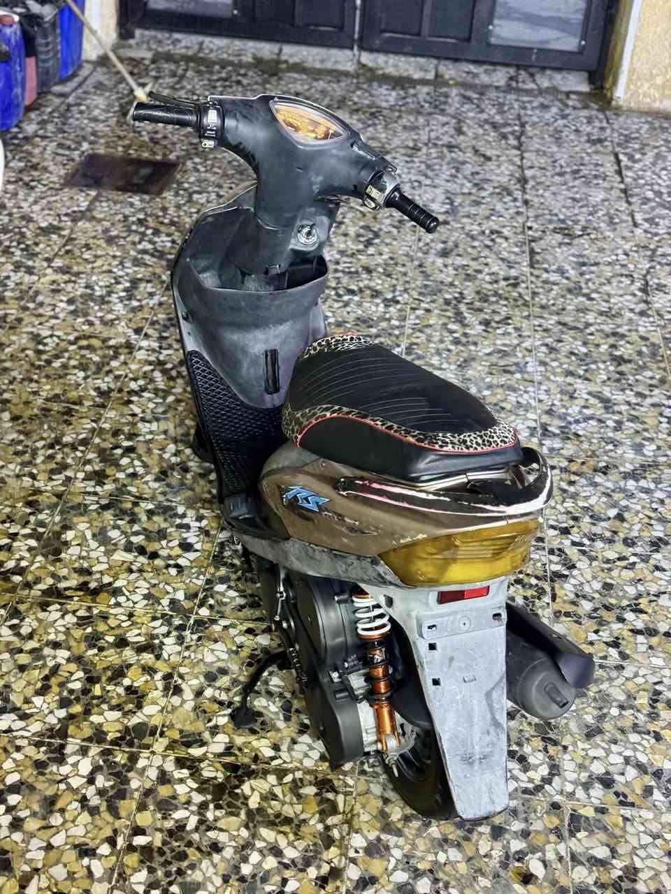 سلام عليكم ماكس عدله للبيع الدراجه جاهزه وكل نقص مابيهه مكينه بلاديه سلف كابريتر بلادي شلعه ومعدل خير من الله دبلات كهربائيات عالي ناصي كله شغالات مكينه ناعمة السعر 500 مكاني البلديات 
***********
