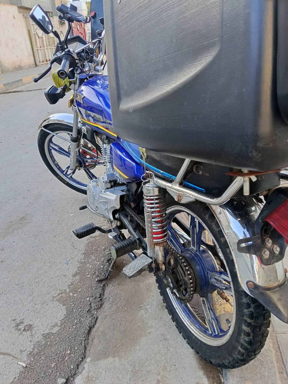 السلام عليكم
شباب دراجة سونك موديل 2023
دراجة تخبل مثل ماموضح بل صور والفيديو
السعر 600وبيها مجال الدراجة أوراق كاملة 
المكان العبيدي قرب مدرسة العابد رقم الهاتف 
 ***********
