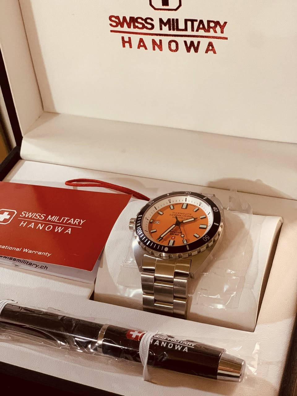 � ساعة Swiss Military Hanowa الأصلية 🔥
كامل مرفقات ليبل جديده
إذا تدور على القوة، الدقة، والفخامة… هاي الساعة خيارك الصح.

⌚ مواصفات تهمك:

 • حركة أوتوماتيك سويسرية 🇨🇭
 • تصميم رياضي فخم يناسب الرسمي واليومي
 • هيكل ستانلس ستيل قوي
 • مقاومة للماء
 • مينا برتقالي ملفت ✨
 • زجاج شفاف من الخلف يبين الماكينة
 • مع الكرتونة الأصلية + الضمان الدولي

💼 ساعة تعكس شخصيتك القوية
🎯 دقة سويسرية ما تخذلك
🔥 قطعة مميزة مو متوفرة بكل مكان

📩 راسلنا للطلب أو الاستفسار
سعر200توصيل مجاني


**إذا كنت صاحب هذا الإعلان وتريد حذفه لأي سبب، رجاءا أرسل رسالة إلى الدعم الفني**
