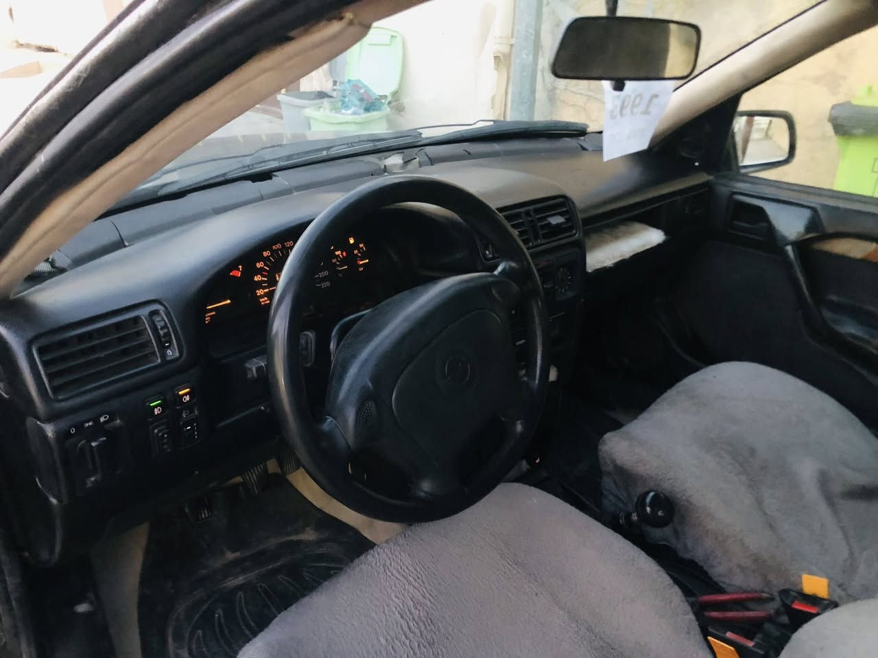 اوبل فكترا موديل 1993 رقم كركوك مشروع وطني رقم انكليزي
محرك 20 كير عادي تايرات جديد 
محرك  بدون صرف كهربايات شغاله 
مكان سياره كركوك 
سعره .. 28
***********
