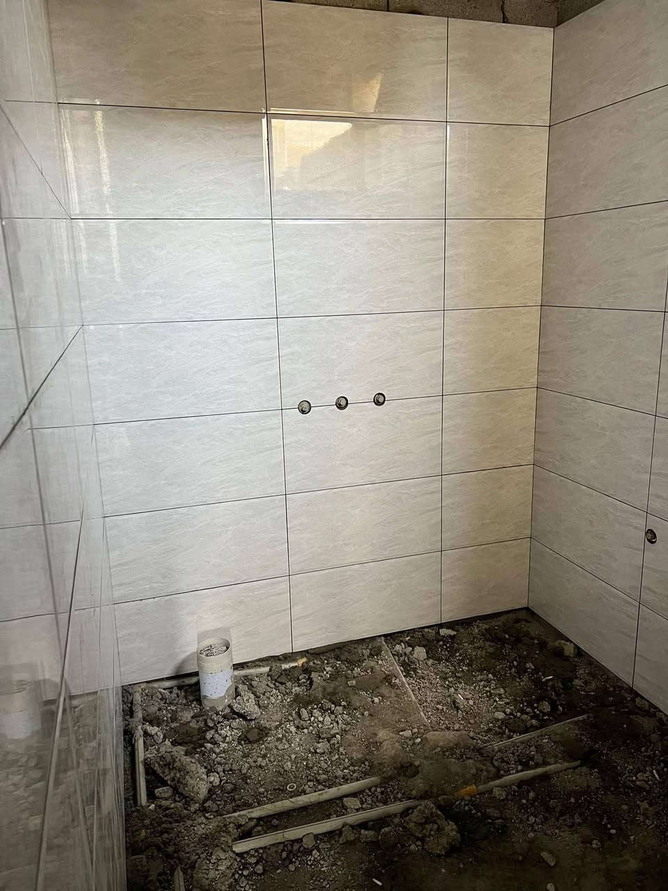 السلام عليكم خلفه سيراميك جدران ورضيه بسعار مناسب ***********
