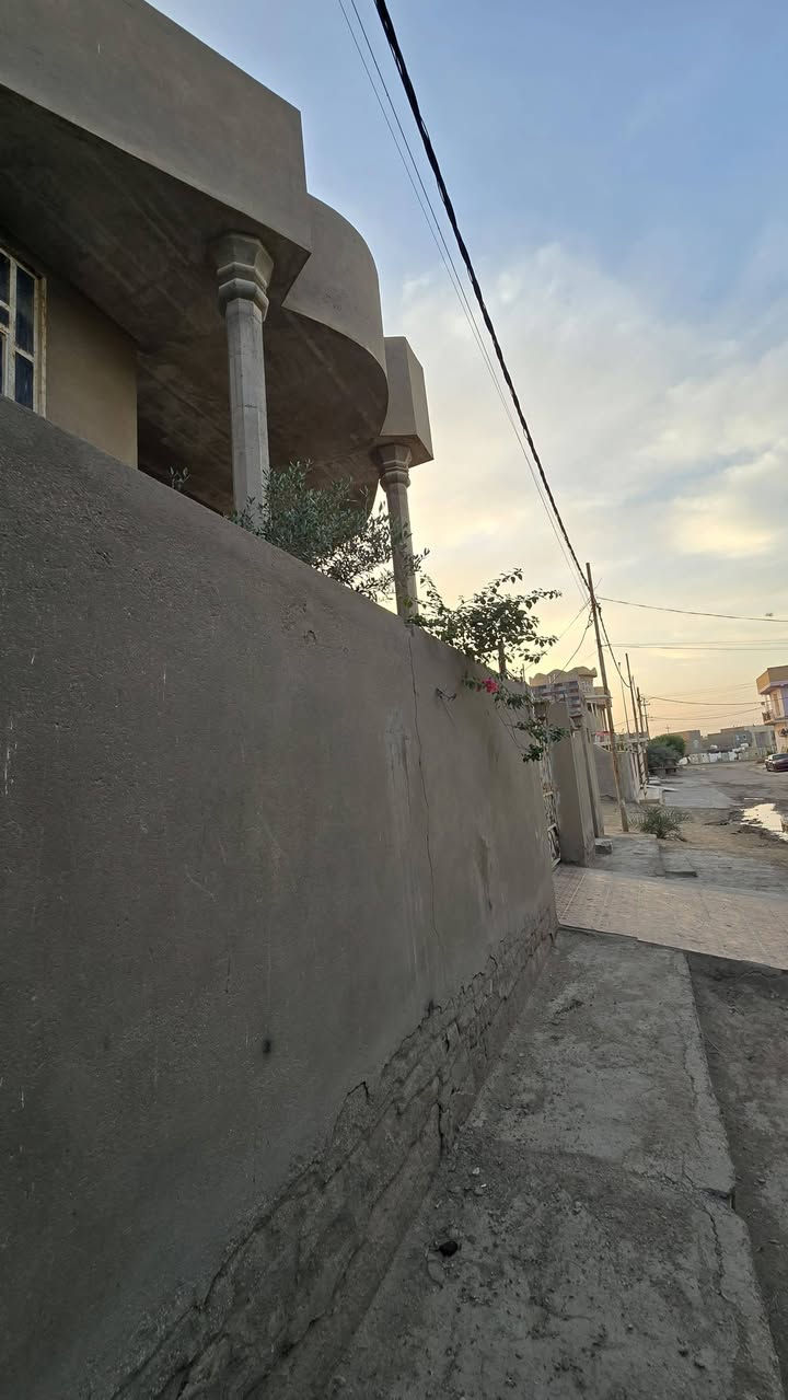 🏡 اعادة نشر نظراً للوعود الكاذبة.
بيت في حي الضباط - قضاء عفك

🔹 المساحة: 300 متر مربع
🔹 التصميم: طابقين (كونكريت مسلح)
🔹 سنة البناء: 2015
📍 الموقع المتميز:

· يطل على شارع فرعي مقابل مقامية قضاء عفك.
·  خلفه محطة بنزين قضاء عفك المركزية.

-الشارع مبلط مع كامل الخدمات من مجاري وانترنت ضوئي فايبر ٫ومنطقة هادئة و واجهة بالمدينة

🏠 تفاصيل البيت:
🔸 الطابق الأرضي:
· برانية (7×4 م)
· مطبخ (4×5 م)
· مجمع صحي خارجي

🔸 الطابق الأول:
· غرفتين (5.5×4 م لكل منهما)
· صالة واسعة (13×4 م)
· مجمع صحي داخلي
. طارمة كبيرة 

🔸 الطابق الثاني:
· غرفة كبيرة (7×4 م)
· غرفة أخرى (5×4 م)
· مخزن (3×3 م)
· سطح أول

🔸 الطابق الثالث:
· بيتونة + سطح إضافي

✅ البناء حديث وجاهز للسكن، تصميم عملي ومريح للعائلة.
✅ممكن ان يباع مع الاثاث ايضاً 
✅ البيت طابو صرف وحر لا يوجد علية اي ديون .

📞 للاستفسار والتفاصيل:
· مراسلة خاصة عبر الصفحة.
· أو الاتصال مباشرة على الرقم: ***********
