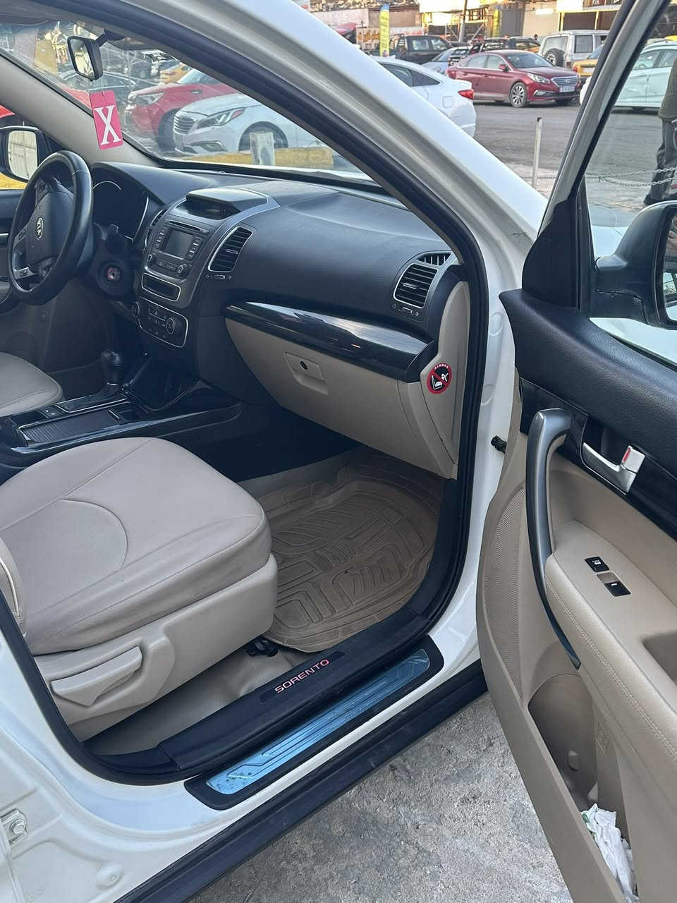كيا سورنتو١٣ خليجي على حالة الشركه كامل مواصفات ٣٦الف كيلو حقيقي بسم شخص واحد من الشركه *********** /سعر ٢١$ ٦سلندر
