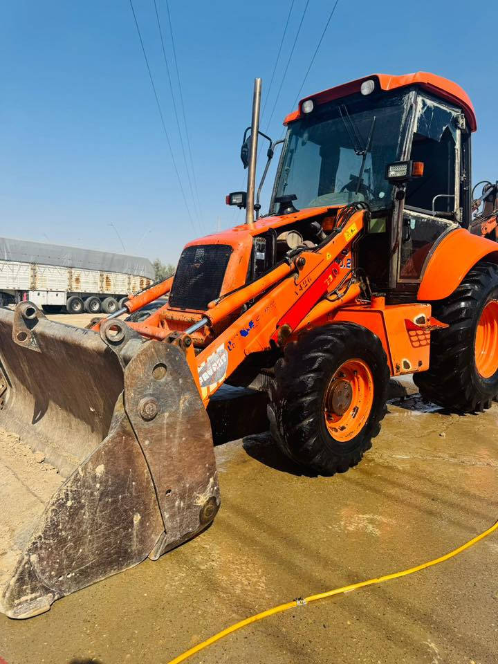 حفار هيتاشي Gsb محرك كير مكفول جاهزه للعمل رقم سليمانيه اسمي السعر 160$ وبيه مجال ***********
