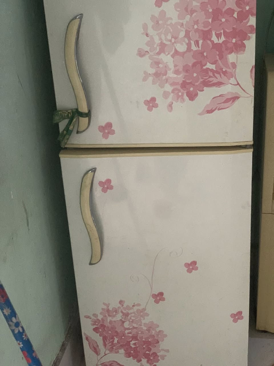 ثلاجه البيع تبرد بس تبريد خفيف يرادله تبديل فريزرات مكاني بعقوبه جديده ***********
