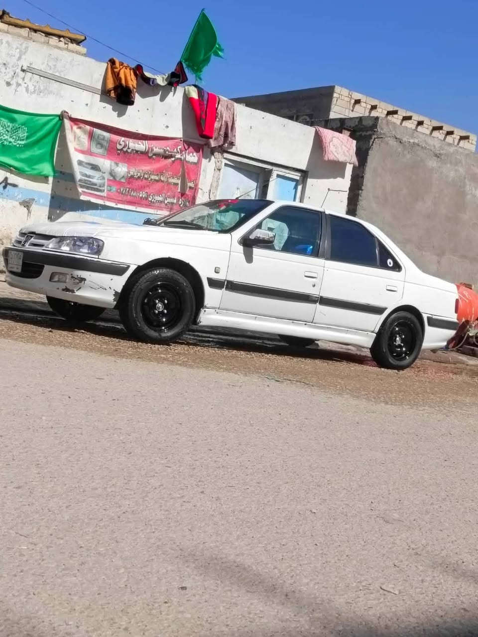 سياره بيجو بارس للبيع رقم بغداد مدور ثاني يوم جير ومكينه مقفولات السياره نظيفه ماه قشرهم ضيف والسياره حلوه جاهزه السعر 35 موديل 11 واللي عنده مراوس خليجيني مراوس فقط ياباني مكان النجف 
***********
