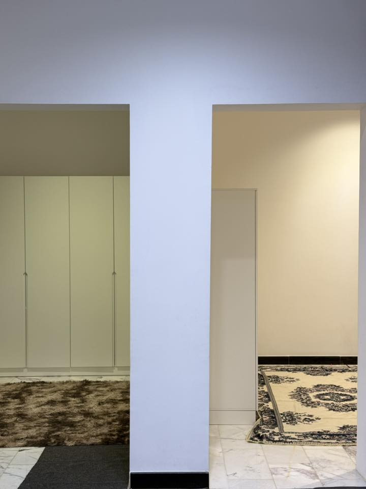 السلام عليكم دار للبيع المساحه ١٥٠ واجهه ١٠ نزال ١٥ سند ٢٥
طابق واحد غرفتين نوم حمامات ٣ ثنين داخليات وحمام خارجي هول واستقبال ومطبخ ومناور ٢ واحد منهم مأسس مطبخ حار بناء جديد ٢٠٢٦ درجه أولى سقوف جبس الارضيه مرمر تركي والجدران بورسلاين هندي الأبواب عازل حديد  المجاري والماء والكهرباء  درجه أولى أسلاك حراريه المكان مجمع الأمير السكني الطهمازيه مجمع كامل تبليط ومي وكهرباء ومولد موجود مدرسه وروضه ومجمع طبي وأسواق للاستفسار ***********
