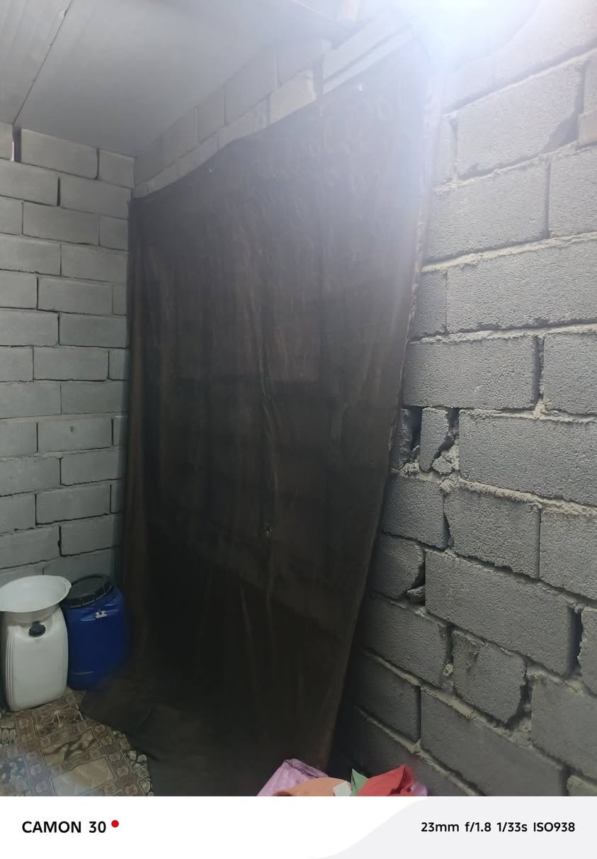 سلام عليكم بيت زراعي في حي جوادين مقابيل سكان صناعي مساحت البيت ١٠٠ م 📍/// ١٠ في///١٠  لابناء بللوك كهربائي سقف سندويج بي غرفه ومطبخ وصحيات مشتركه موقع البيت بين نزلت لوله والثانيه قيرب عله شارع سعر مناسب جدن جدن باقي التفاصيل مراسلت عله وتساب ***********
