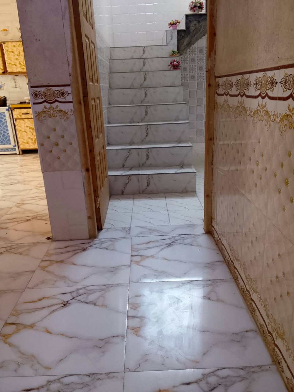 بيت بمحاويل قريه بعلوان 58 وبي مجال مساحه بيت 1000 متر
مساحه بناء 250 
سنه البناء 2025 واجهيه البيت كامله لبيت لبخ داير مدايره مكمل 
البيت ناقصه فقط بورك كهربائيات مسويها فقط شد  اضويه وهايههيه
غرفتين كبار مطبخ 7 امتار هول 7 امتار مجمع صحيات كامل مكمل 
كهرباء ذهبي 
مي واصل لبيت منطقه حلوه ومريحه لسكن وخدمات كامله البعلوان قرب ملعب كرار منطقه متوفره بيها مدراس روضه مطاعم محلات مستوصف 
عياده تمريضيه ‏‪***********‬‏
