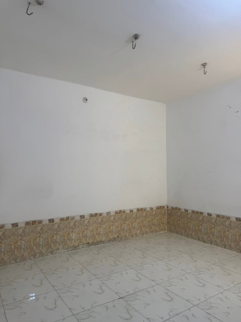 مشتمل ١٠٠ متر للإيجار حي الوفاء قرب البنزين خانه يتكون من غرفه وصاله ومطبخ وحمام واستقبال سعر الايجار ٣٢٥ شامل اجور الماء والكهرباء اتصال ***********
