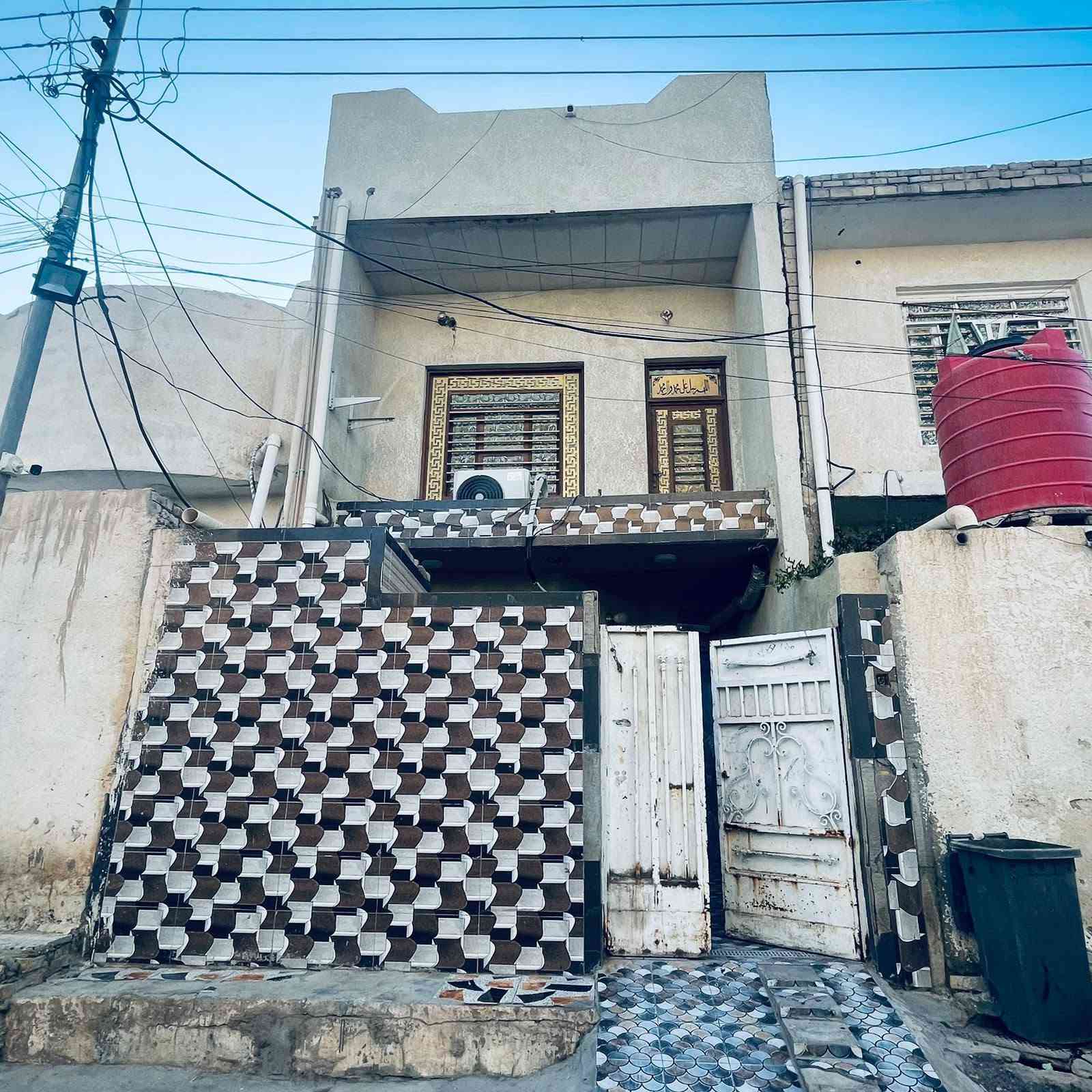 بيت للبيع رقم المساحه 100 نهاوند ثانيه قرب شارع 20 بيت مرتب ونضيف بي غرفتين وحده فوك وثانيه جوه للأستفسار ***********
