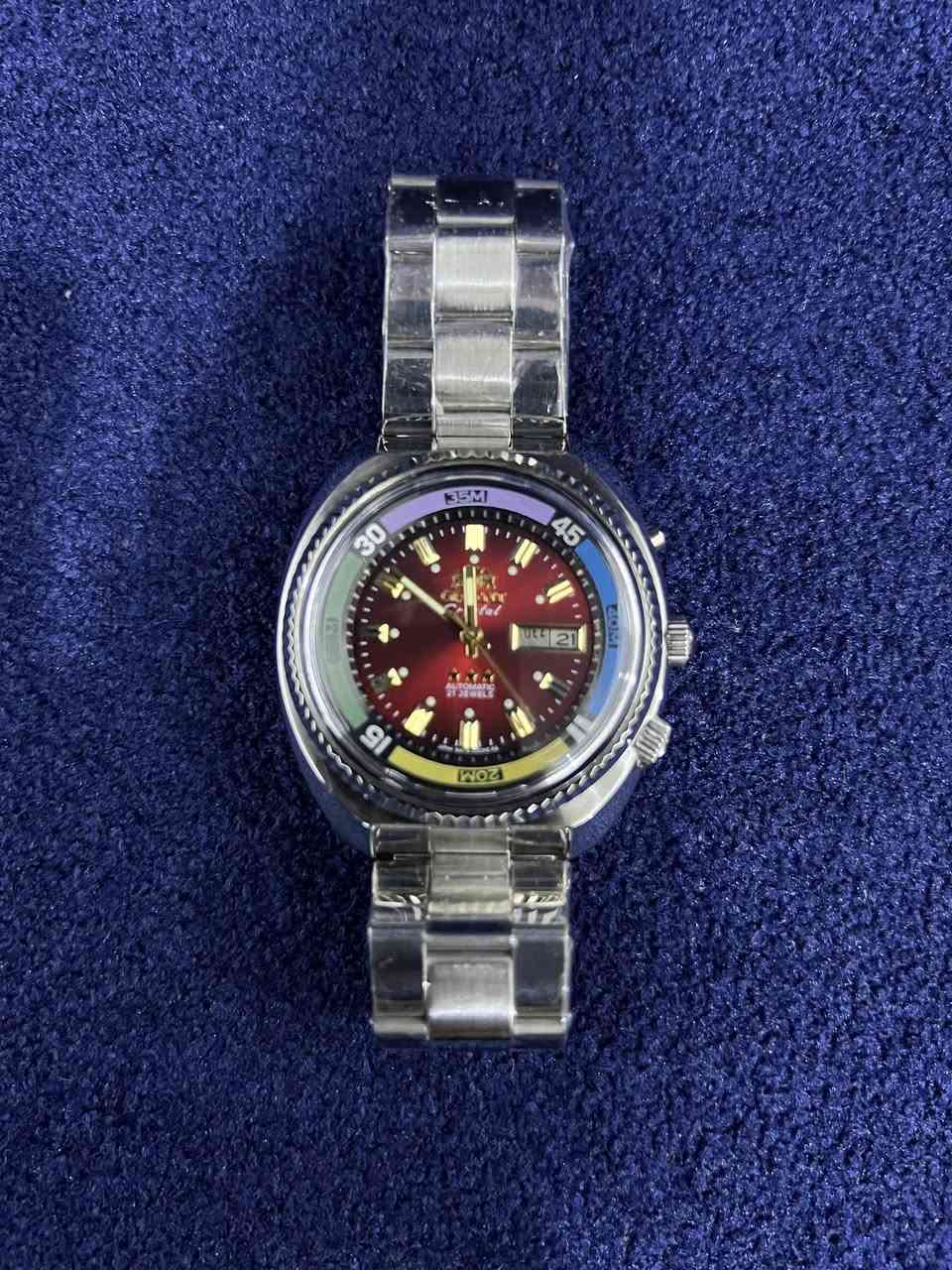 اخوان عندي هاي الساعه جديده بالباكيت اللي يردها يكتب سعر واعلى سعر ابيع  واتس اب ***********
هاي مواصفاتها اخوان 
️ مواصفات ساعة Orient Crystal (أصلية)

🔧 الحركة
 • نوع الحركة: أوتوماتيك (Automatic)
→ لا تحتاج بطارية، تعمل بحركة المعصم
 • عدد الأحجار (Jewels): 21 Jewels
→ يساعد على دقة الحركة وطول عمرها
 • من تصنيع: حركة يابانية أصلية (Japan Movt)

⸻

📏 التصميم
 • شكل الميناء: دائري
 • لون الميناء: أبيض / عتيق 
 • الساعة الأمامية: زجاج معدني أو كريستال مقاوم للخدش
 • الإطار (Bezel): معدني، 
 • القرص: بسيط وواضح مع علامات ساعات

⸻

📅 الوظائف
 • عرض الوقت: الساعات – الدقائق – الثواني
 • عرض التاريخ: نعم (يوم/تاريخ)
 • كورونا/بدالات جانبية: 2 (واحدة لضبط الوقت، واحدة للإطار الداخلي إن درجت)

⸻

🛡️ المتانة
 • هيكل الساعة: ستانلس ستيل (Steel)
 • مقاومة الماء: عادة 30–50 متر
→ مناسبة للغسيل الخفيف، ليست للسباحة أو الغوص

⸻

🔗 السوار
 • النوع: سوار ستانلس ستيل
 • الإغلاق: مشبك معدني

⸻

📌 نقاط تميز

✔️ حركة يابانية أوتوماتيك أصلية
✔️ تصميم كلاسيكي – يليق مع اللبس اليومي والرسمية
✔️ دون بطارية (تعمل بتحريك المعصم)
✔️ اسم Crystal معروف في سوق الساعات
