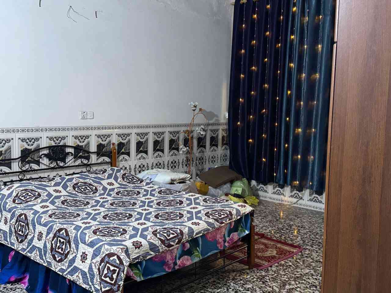 للبيع بيت تجاوز في الكرخ منطقه حي التراث 250 متر  كامل خدمات غرفتين ومطبخ وهول وحمام داخلي وحمام خارجي ومخزن ومساحه خلف البيت قابله للبناء ومي وكهرباء السعر 41 مليون مع الاثاث وبي مجال لل استفسار ***********
