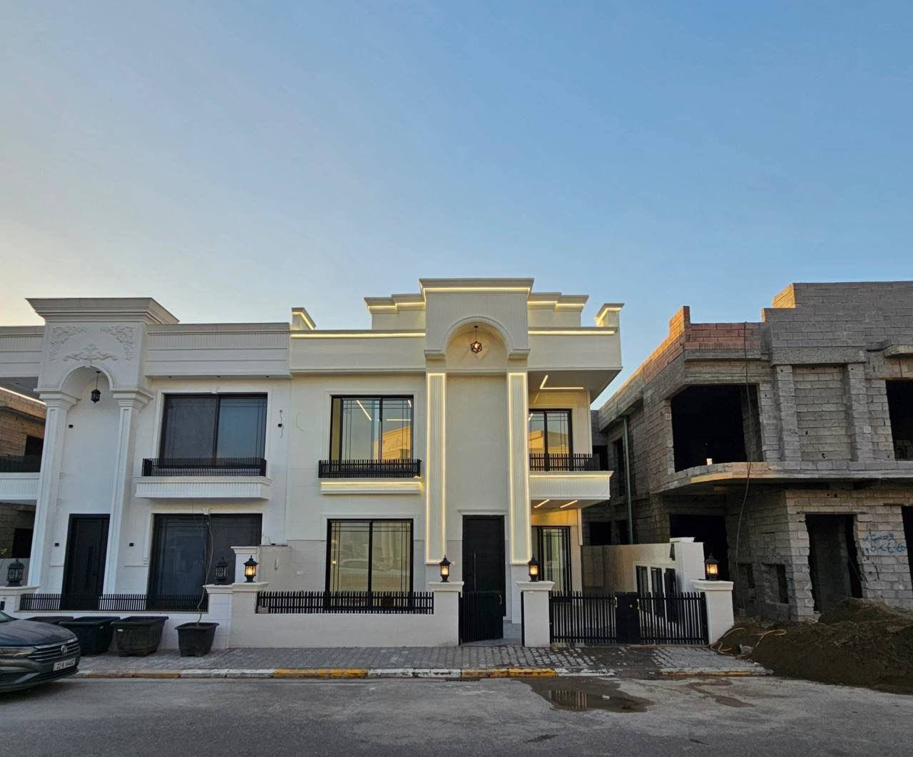 بیت جدید للبیع في مجمع هیوا سیتي زون G 

▫️٢٠٠ متر
▫️شارع ١٨ متری
▫️اتجاه قبلە 
▫️واجهە سمارت
▫️٤ نوم 
▫️٣ حمام 
▫️مکنسە کهربائیە مرکزیة
▫️زیرو 
▫️ضمان لمدة ١ سنة
للاستفسار 
*********** WhatsApp
