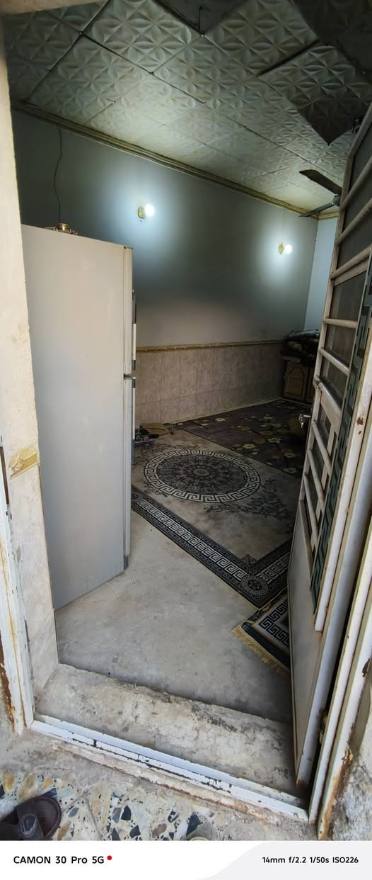 دار للبيع 
العنوان بغداد / أطراف مدينة الصدر /حي طارق /فرع محطة ابن سينا المتروكة  
المساحة ١٠٠ متر مربع 
يحتوي على غرفتين واحدة بالطابق الارضي واحدة بالسطح 
+مطبخ+صالة+استقبال+حوش+منور+مخزن صغير +صحيات وحمام خارجيات 
السعر ٥٠ وبي مجال للطيبين 
‏‪***********‬‏ بغداد, العراق
