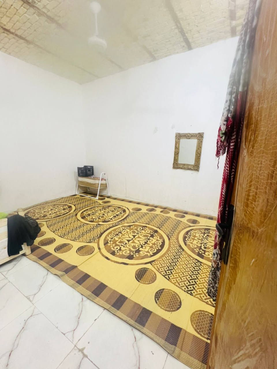 السلام عليكم بيت طريق سوق فضليه مساحة 200 يتكون من غرفتين وصاله ومطبخ. وصاله وديوانيه هيكل. وصحيات. مو بعيد عن الشارع وتبليط قريب علي. السعر 26وبي مجال وإذا مراوس عادي ***********

