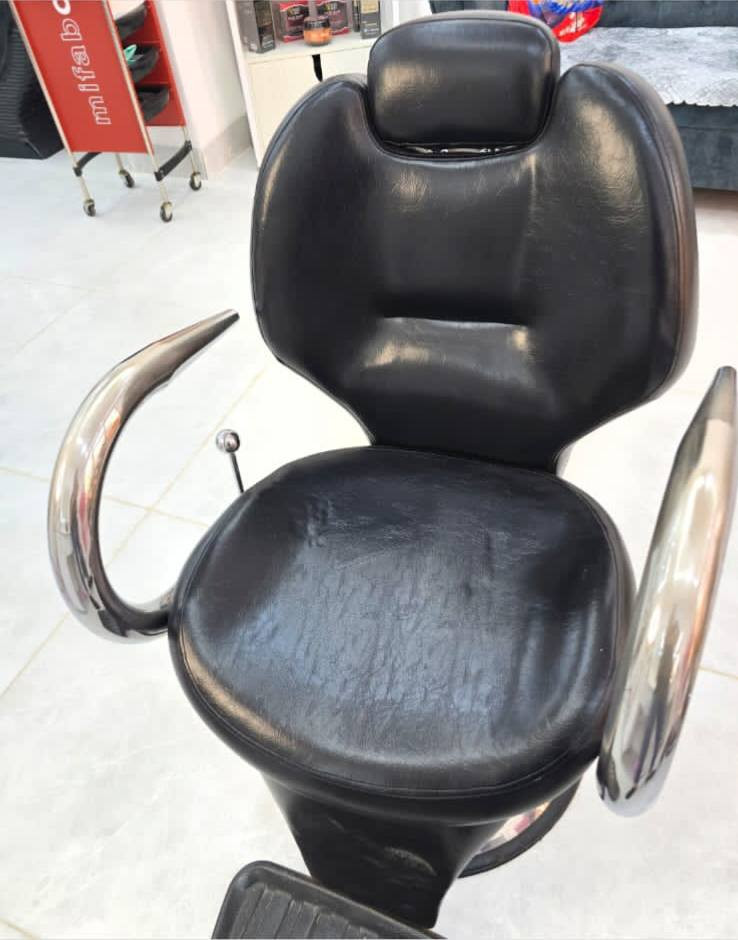 كرسي حلاقة للبيع نظيفات واحد 125 الف بي مجال للإستفسار الاتصال ***********
