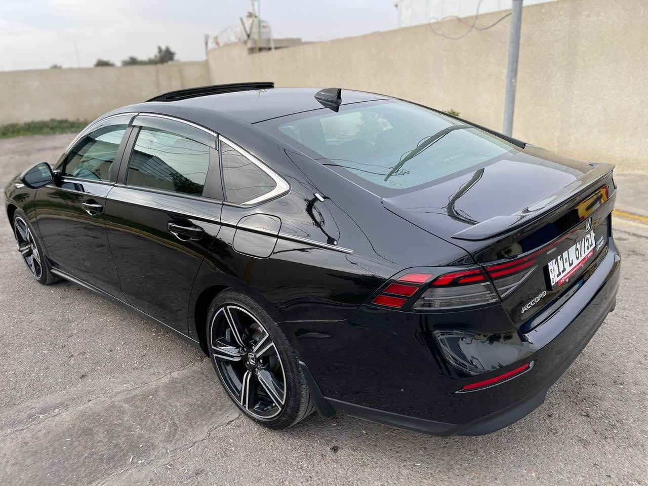 هوندا اكورد موديل ٢٠٢٣
فئة Sport هايبرد محرك ٢٠٠٠ وكير اوتو - فتحة سقف - رادارات - مثبت سرعة تفاعلي - تحديد مسار - كشن كهرباء - شاشه وكاميرا وحساس بلادي - ويل ١٩ - هاند بريك بصمة + اوتو هولد - دخول ذكي - اناره خارجيه Led بالكامل 
صبغ جاملغ امامي يمين فقط (ضرر جداً بسيط)
السعر ١٩٥ وبي مجال مكانها الغزاليه مقابل المجمع السويسري للتواصل ***********
