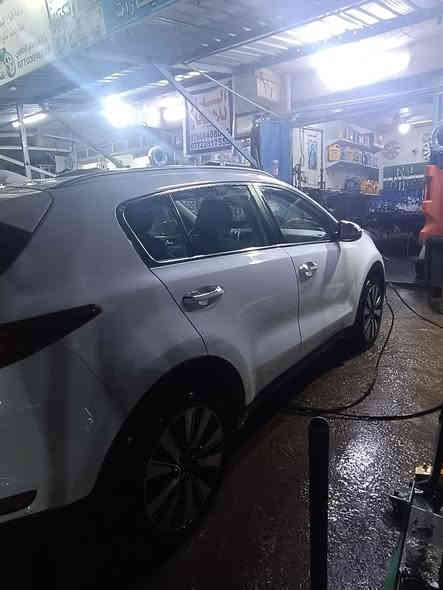 سلام عليكم سبورتج 2017خليجي مكفوله من اي دعمه بيه شويه طخه باجاملغ السائق وفاتح كازكيت بيه مبدل بيه شويه ملاحظات يجي وبي خير ويدلل مكان السياره الزعفرانيه دور الشركه/***********/ السعر 178$
