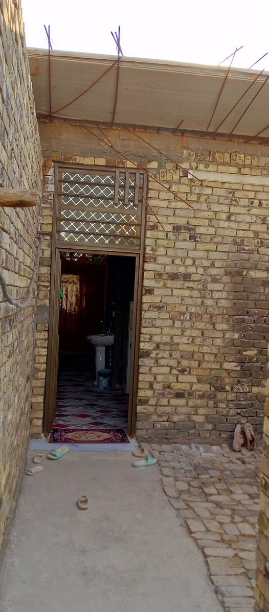 سلام عليكم بيت البيع مساحته 100نزال 20وجه 5 يحتوي على فرفه ومطبخ ومجمع صحيات دخل  وخارج البيت مزكوف عل نص الصاله ولكلدور مامزكوفات ابو غرق بهيثم الجبوري شارع 2 / ***********
