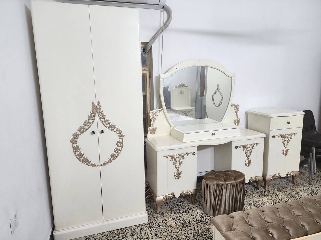 غرفة نوم تركية نظيفة كاملة وية التخت عمل (صومية) و دوشك مكانها بغداد البلديات  ٦٠٠  الف  و بيها مجال
***********
