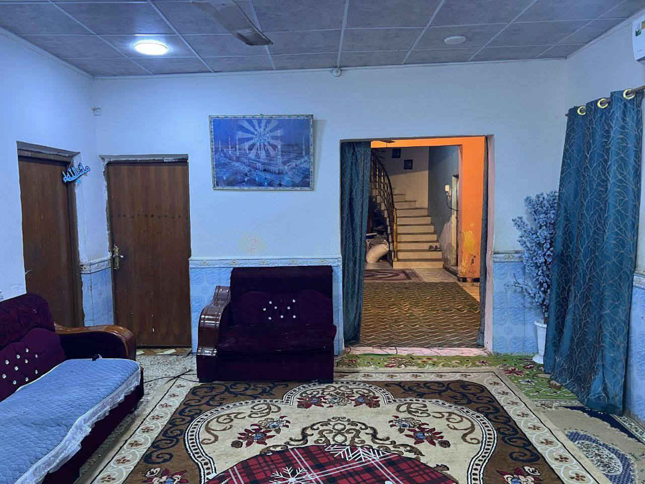 بيت طابو صرف للبيع 
- المساحة 200 متر 
- في الاسماعيليه 1 بالقرب من مؤسسة العين يبعد عن جامع الإسماعيلية شارع واحد 
- يحتوي البيت على صحيات عدد 2 
غرف 3 + ديوانية + صالتين + مطبخ 
السعر 140 مليون 
- للاستفسار التواصل أو الإتصال ***********
