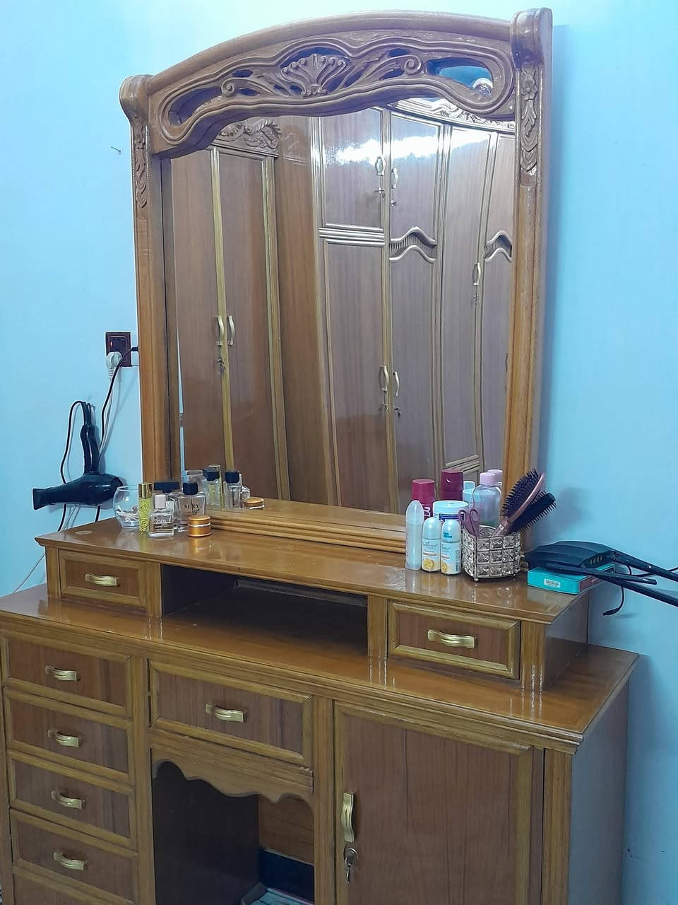 سلام عليكم ابيع غرفه تزام شغل ايدي اني نجار نضيفه وجديده كلش مثل ماوضح بصوره ***********
