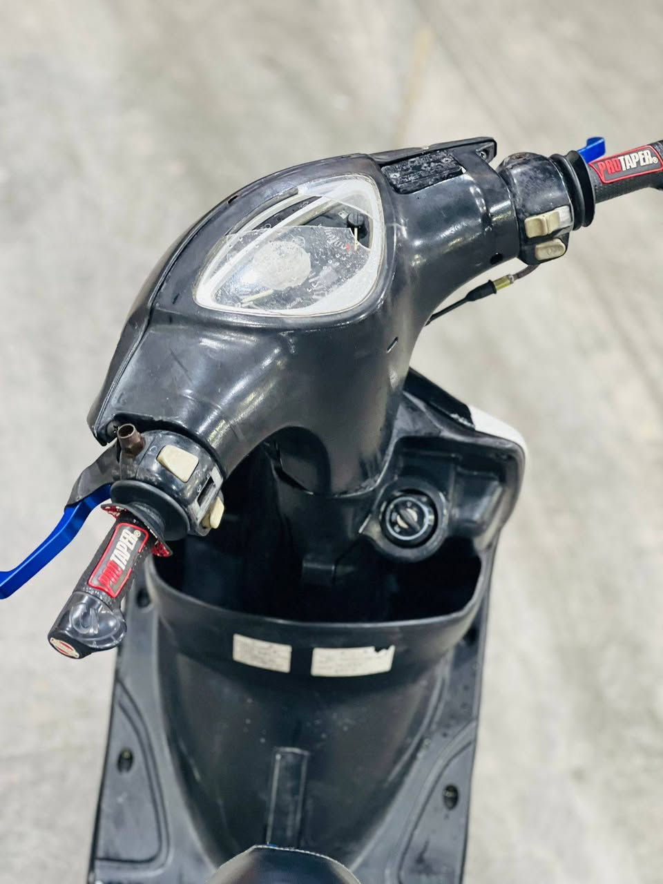 سلام عليكم ماكس عدله ١٤٠ دراجه بلاد مكينه بلاد دراجه نظيفه مامتعوبه بيها شلعه ومعدل تشك لكاع وكيله بيت عاشور صاله ٦ أشهر من طالعه شراي يتصل ويدلل *********** مكاني مغربه
