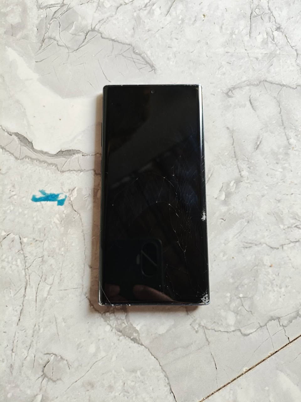 سلام عليكم نوت ١٠بلاص بي ضربه بلشاشه وضهر هم مكسور السعر ١٢٠ ***********
