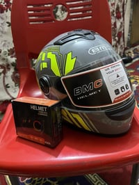 خوذة دراجة مع سماعة جديده ابدأ ما مسعمله سعر 40  رقم 07711395942