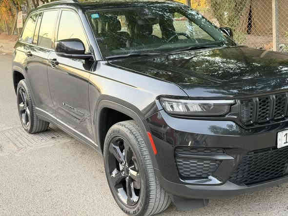 السلام عليكم
جيب گراند شيروكي 2023 altitude 
وارد امريكي حادثها قبق جنطة فقط ومبدل بلادي
السيارة جديدة جداً ماشية ١٧ الف فقط 
خمسة راكب 
مواصفاتها 
فتحة سقف حساسات خلفية رادارات
تشغل عن بعد بصمة تشغيل وبصمة ابواب
رقم بغداد بأسمي
السعر 40000
للأستفسار ***********
