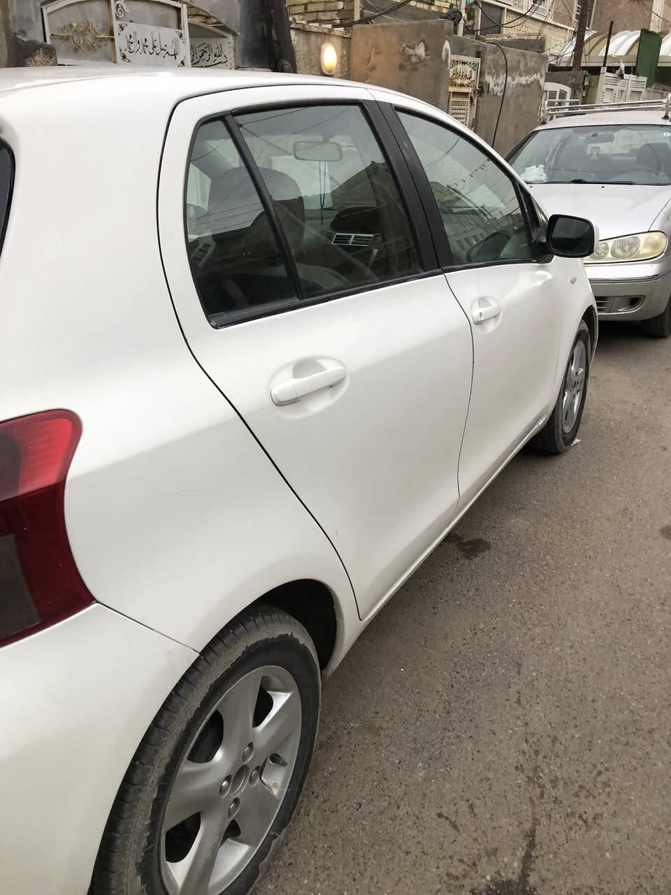 السلام عليكم                                                             تيوتا يارس2008 خليجي بيها صبغ صفاح بسبب شخوط مابيه ضربة محرك وكير بحالة جيدة جداً صدر جديد داخل السيارة نضيف جداً دوشمة جديدة ارضية جلد كامرا دوارة جام كهرباء امامي وخلفي كهرباء رقم دولي جديد بإسمي السعر 78 وبيها مجال مكاني بغداد الشعب  ***********
