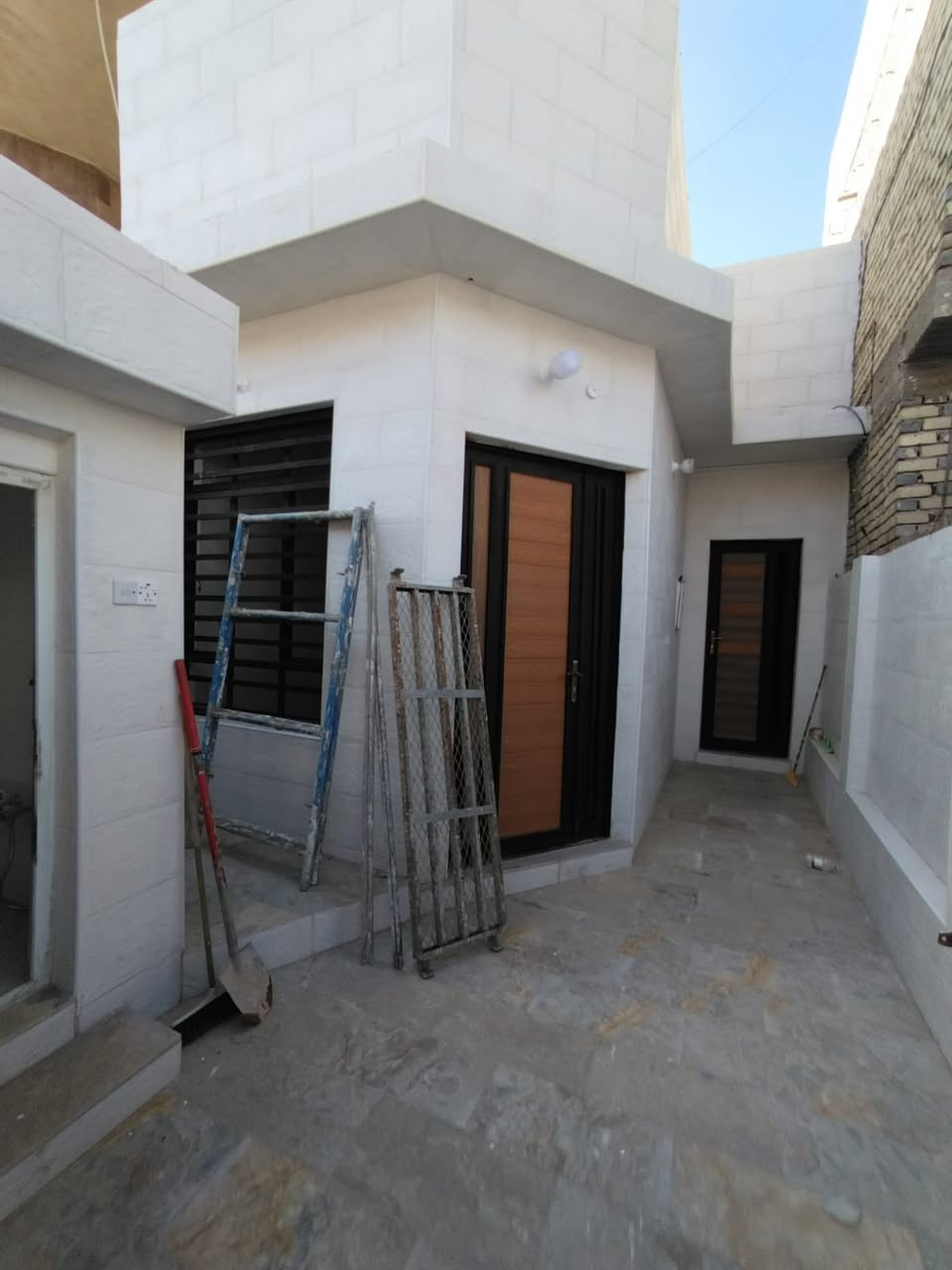 مكتب اكرم الحاتمي للعقار   ***********
==================================

دار للبيع المساحة 100متر طابو صرف شارع 10 متر

الكوفة حي ميسان قطاع 15 رابع بيت عن شارع الكيات 
 ==================================
                          طابق ونص 

   الطابق الاول/ غرفة وصالة ومطبخ وأستقبال

  وصحيات داخلية وخارجية ومكشوفة وطارمة 

        الطابق الثاني/ غرفة وصالة  وصحيات  

البيت نضيف بناء طابوق والسقف صب كونكريت 
               
            السعر 165 مليون وبي مجال 

للاستفسار الاتصال بالرقم  *********** وات سآب 

            او مراجعة المكتب/ اكرم للعقار

      عنوان المكتب النجف الكوفة حي ميسان 
  
              شارع الكيات مقابل اسواق حليم
