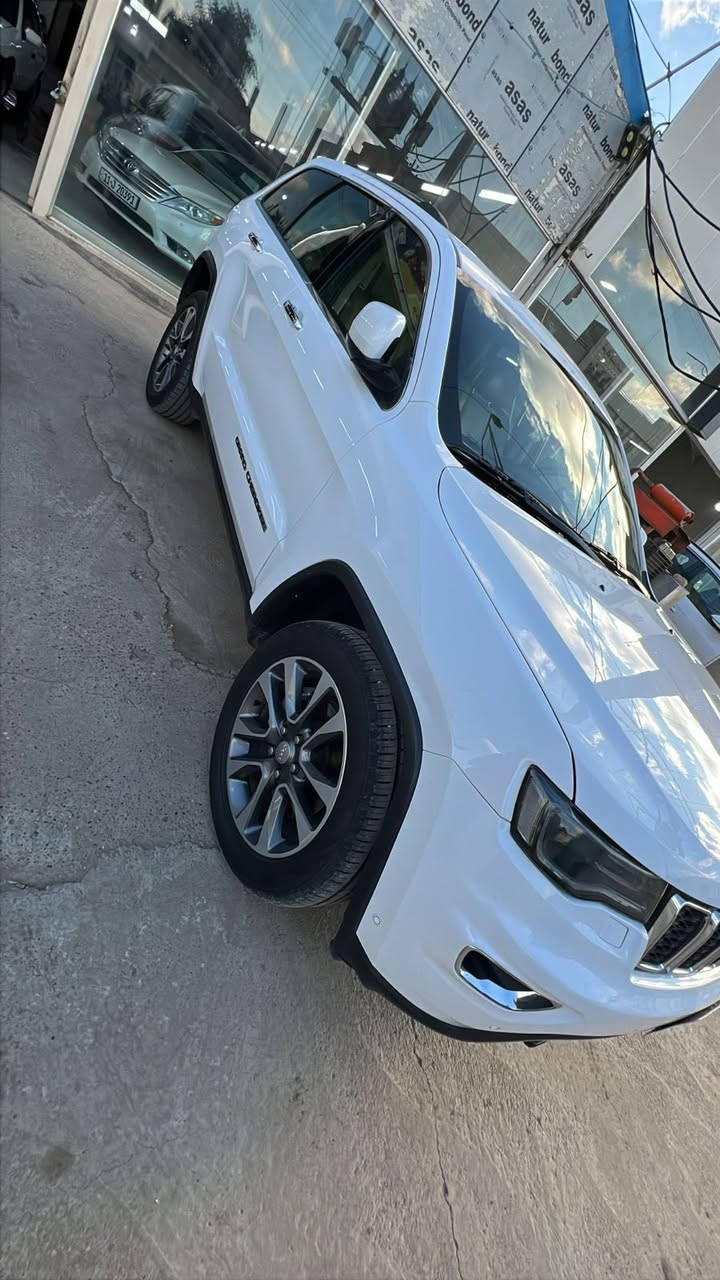 جيب موديل2018 خليجية لمتد بلاص 
فول مواصفات سيارة جديدة 
كشنات كهرباء تدفئة وتبريد كشنات وتدفئة كشنات خلفية 
بانوراما 
كشنات جلد 
بصمة وتشغيل عن بعد 
3 شاشات 
وحساس امامي خلفي 
زينون 
مكفول من الصبغ. بيها بارد شبر
باقي المواصفات معروفة 
ماشية 130
السعر 280 ورقة 
للاستفار***********
