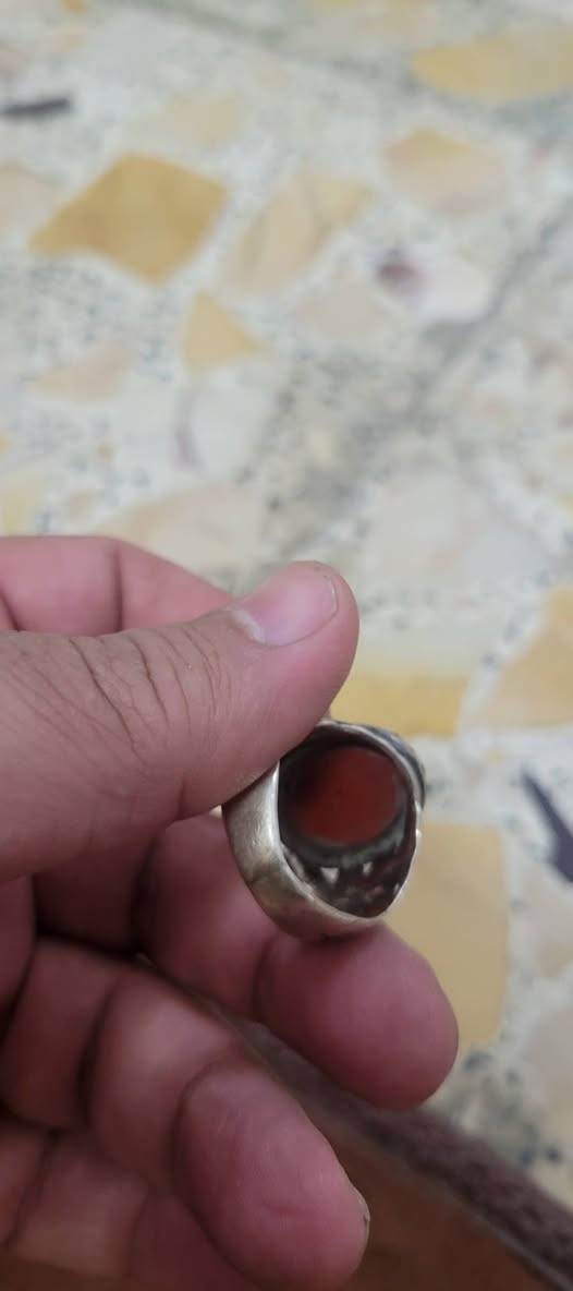 السلام عليكم اخوان واحد يماني كرزي  والجوانب رضوي واحد يماني ماخذهن كبل ١٢ سنه ٢٠٠ اليفيدنه ١٥٠ عنواني م الصدر رقمي *********** واتساب
