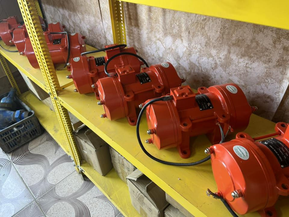 السلام عليكم 
يعلن محلات المستقبل عن توفير جميع هزازات سنكل و الثري فيز / هزاز بم 
ضمان نحاس ميه بالميه وجوده التصنيع منشأ تركي / صيني 
عنوان باب الشيخ مقابل المركز 
للاستفسار ***********-*********** 
او على واتساب ***********-***********
