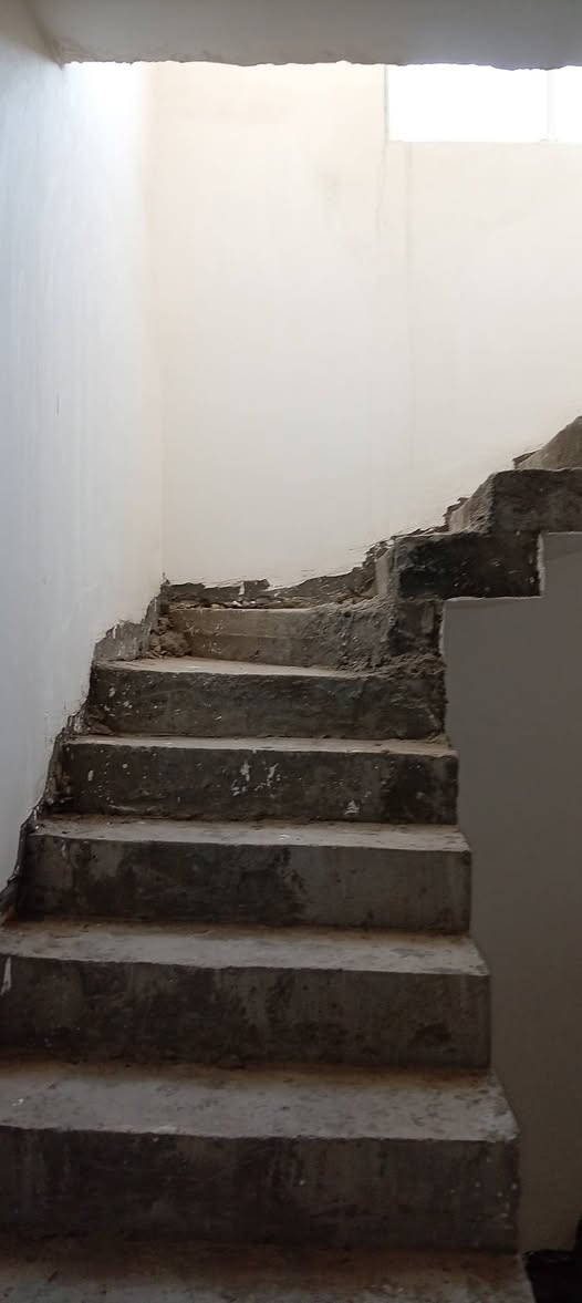 دار للبيع ناحية سيد الشهداء خلف الگبان نزلت مستوصف طليحة الصحي الفرع الثالث ثاني بيت على الشارع الرئيسي مقابل المدرس البيت ١٠٠ متر ٥ في ٢٠  يتكون من  طابقين الطابق الأول طرمة وصحيات واستقبال وصالة وحمام ومطبخ والطابق الثاني غرفتين نوم وحمام ومسلك والطابق الثالث بيتونة وسطحين
للاستفسار اتصال على الرقم ***********
