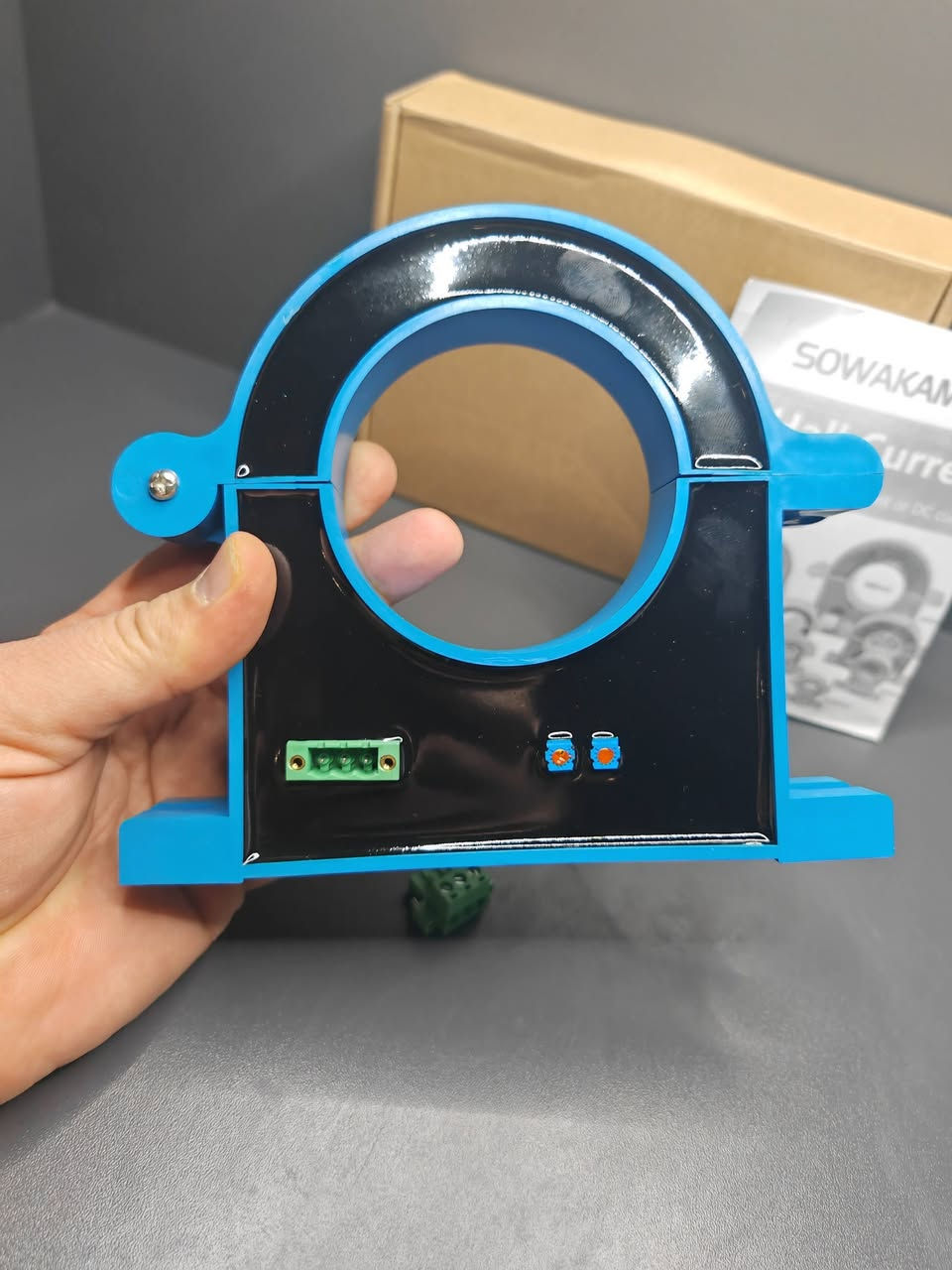 اخوان عندي هذا الجهاز ما اعرف شنو شغله، مكتوب مستشعر تيار
متوفر هذا الجهاز للبيع، مكتوب مستشعر تيار، 0-2000 امبير، قطر 80 ملم، باقي المعلومات بالصور، جديد غير مستخدم بعده بالباكيت، للامانة ما اعرف شنو وظيفته بالضبط ولا اعرف سعره، الي يستفيد منه ينطينا سعر
يوجد توصيل لجميع المحافظات ***********
