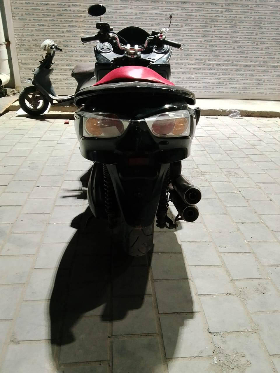 السلام عليكم
دراجه  تعال وشوف واخذه وين متريد لأيفيتر 

 010 
مواصفات معروفه       مري نيكل دواسات نيكل 
الكهربائيات كلها شغاله 
 كفاله عامه المكينه  
الكشر بيه شخوط مثل مموضح كدامكم 
اوراق ضايعه أكفلك من كلشي 
نواقص چاملغ أمامي وجامه وشاشه المسجل عطلانه  
السعر 9  عراقي مليون و260 الف 
العنوان بغداد متواجد فقط رقم هاتف ***********
