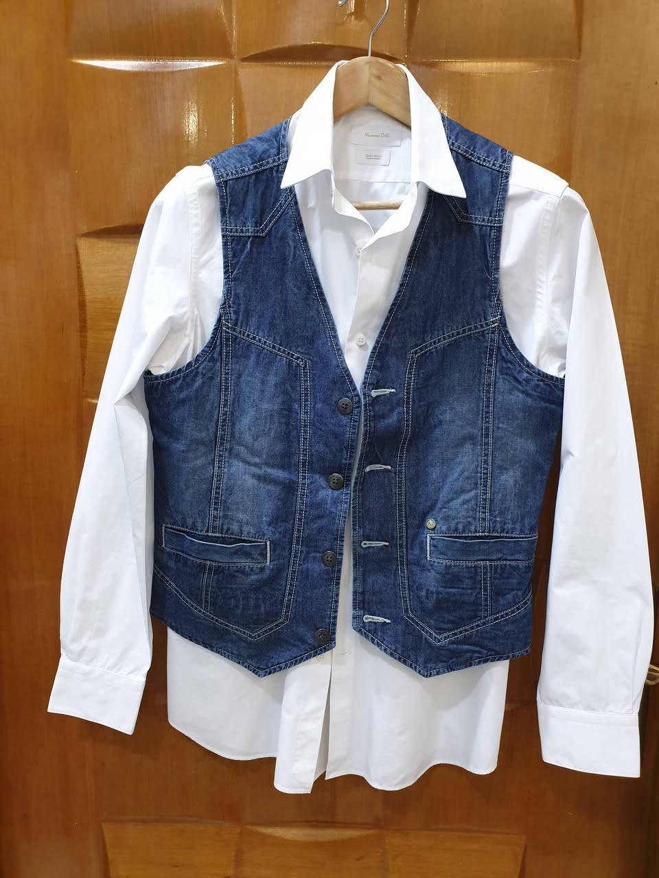 السلام عليكم جميعا... 

تحفة .. 
يلگ جينز (Denim Vest)...
اللون الازرق للجينز 
صناعة المانية ...
قطن 💯 %
وكالة من البراند {{ اسبري }} esprit edc
مقاس سمول سلم فت...
عرض الصدر 46 سم
الطول 60 سم
السعر 35 شامل التوصيل


**إذا كنت صاحب هذا الإعلان وتريد حذفه لأي سبب، رجاءا أرسل رسالة إلى الدعم الفني**