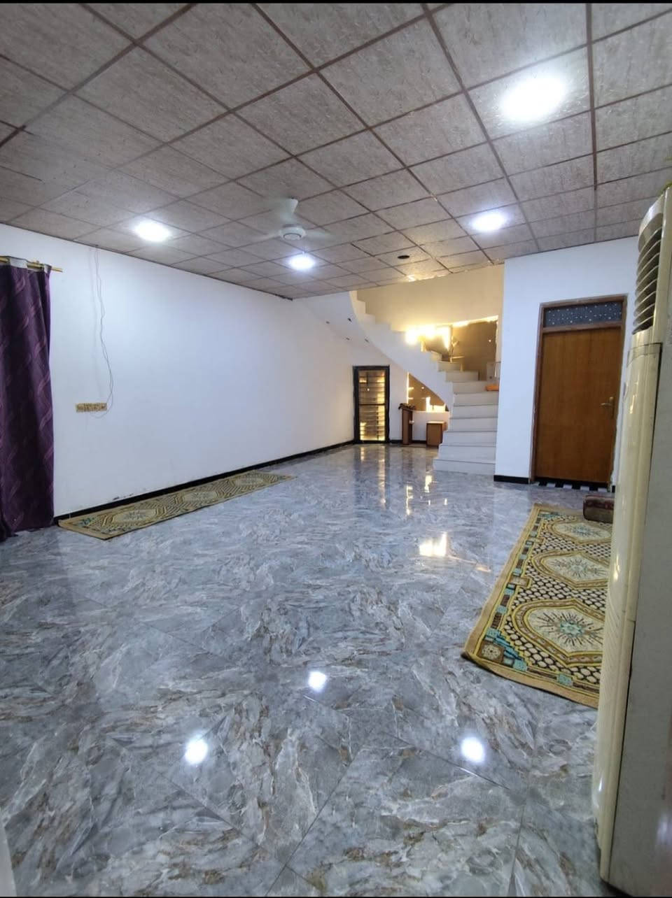 سلام عليكم دار للبيع المساحه 300متر   عرض الشارع 10متر العنوان حي الجوادين النزله الثانيه قرب مكتب البدري  مقابيل الاسكان الصناعي يحتوي المنزل ع استقبال 8×4وصالتين الاصاله الولى 6×6
الصاله الثانيه 6×9 ويحتوي ع ثلاث غرف نوم غرفتين    5ونص×4ونص وغرفه 4×4ونص ايضا مطبخ 4×4
اضافه الى 3مناور وحمامين  داخلي وحمام خارجي  البناء حديث2024 للتواصل ***********
