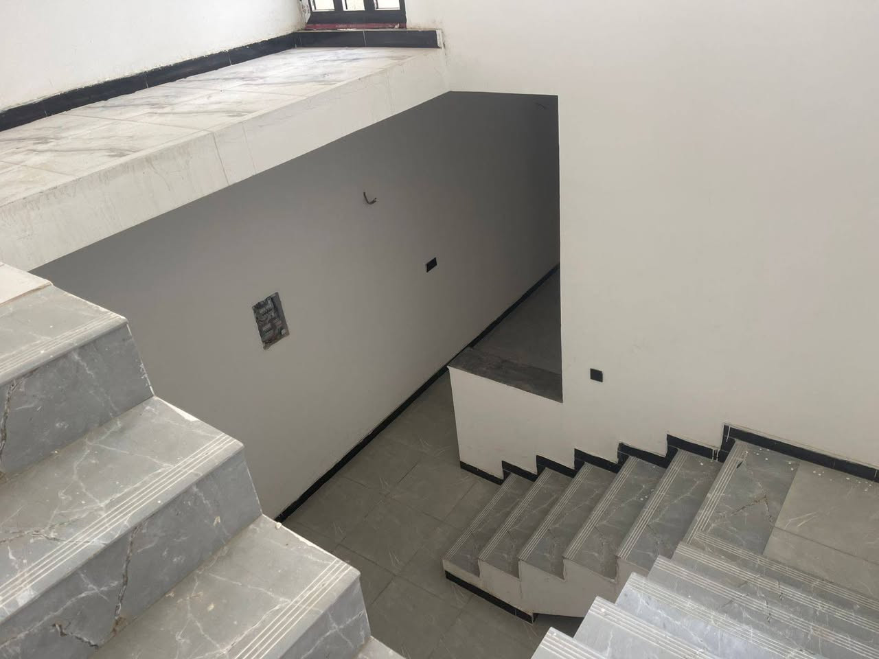 سلام عليكم
دار للبيع مساحه 200متر 
منطقه الدوانم مقابيل اسويب قرب جامع الملك القدوس 
صاله ومطبخ وخدمات وغرف نوم 2 
طابق الثاني غرفه وحده 
٣نوم البيت 
بناء طابوك حديث مثل ما تشوفون صور 
اي ستفسار اتصل بالأرقام بيهن واتساب 
***********
***********
ملاحظة
يوجد قطع اراضي 
مساحه 70متر 
يوجد مساحه 100متر 
مقدمه زينه ترهم حياكم الله
